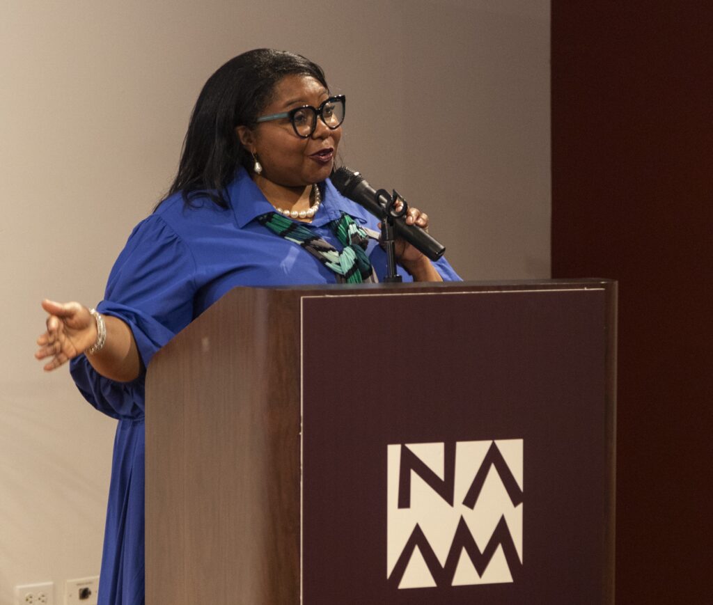 Spotlight Shines Bright - Companis